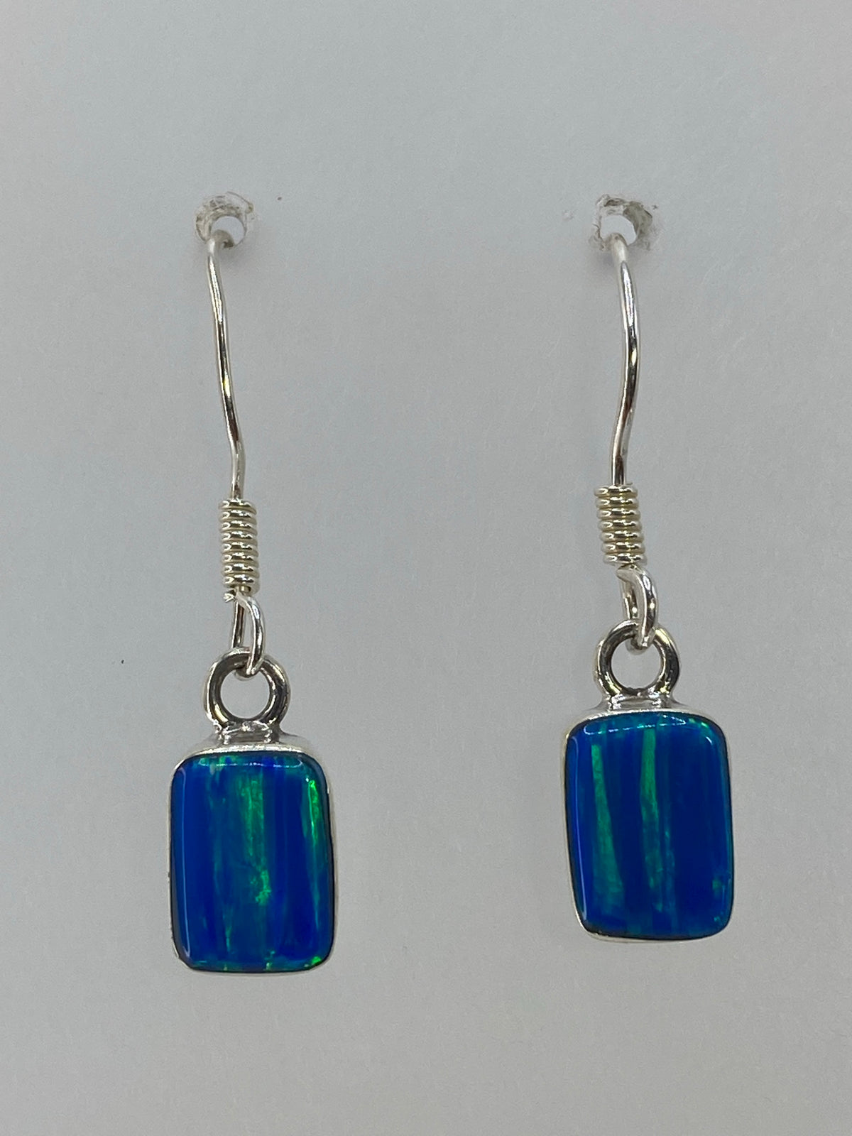 Par de aretes de plata 925 con ópalo de fuego multicolor colgando de ganchos delgados