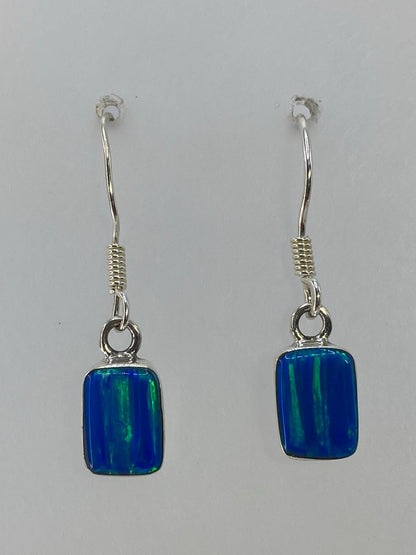Par de aretes de plata 925 con ópalo de fuego multicolor colgando de ganchos delgados