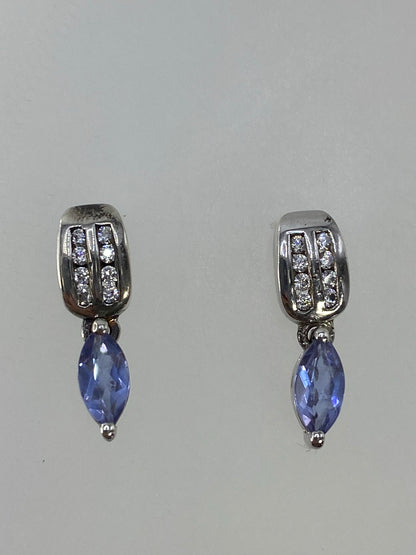 Par de aretes de plata con circonia morada engastada, vista frontal