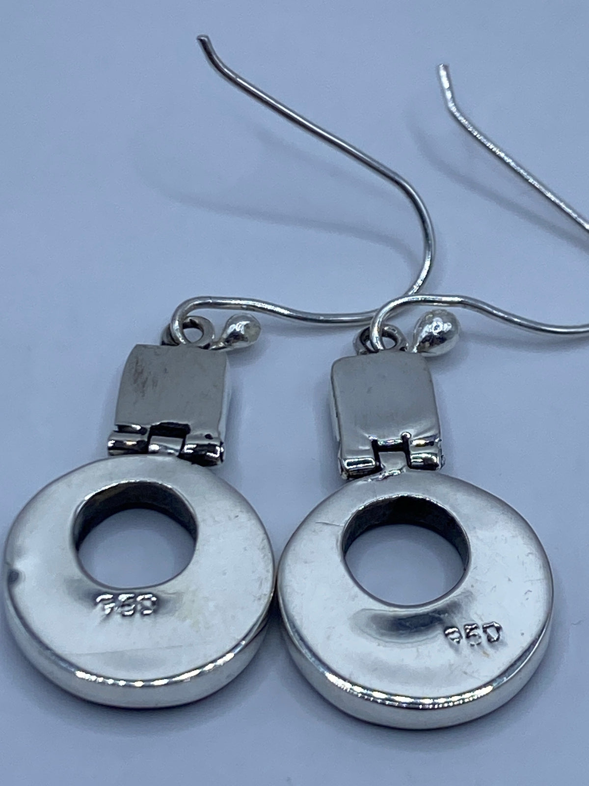 Aretes en báscula mostrando peso de 2.9 gramos, SKU 006381
