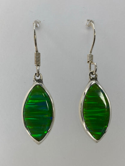 Par de aretes de plata 925 con ópalo de fuego verde limón, colgando sobre fondo blanco