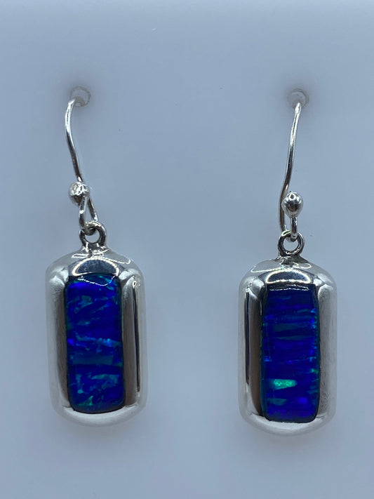 Par de aretes de plata 925 con ópalo de fuego azul, gancho plateado, sobre fondo gris