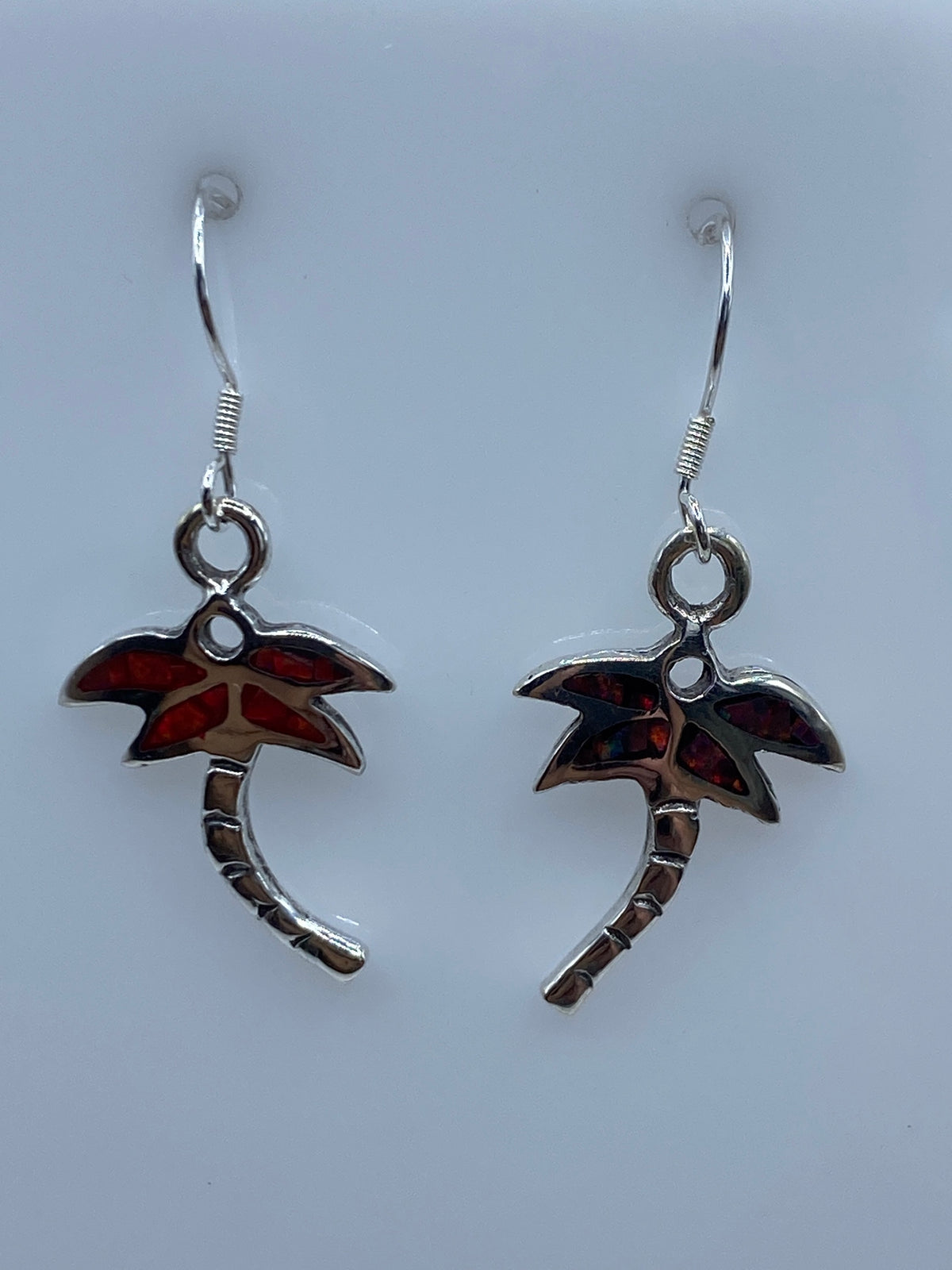 Detalle de la incrustación de ópalo de fuego en la hoja de palmera de plata