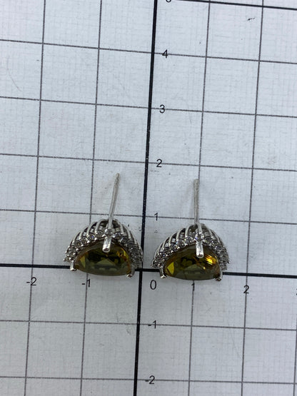 Aretes sobre fondo blanco, mostrando tamaño y proporciones — 1.8 cm largo