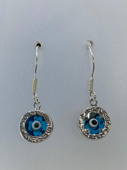 Aretes de plata 925 con piedra azul cielo e marco geométrico, vista frontal del par
