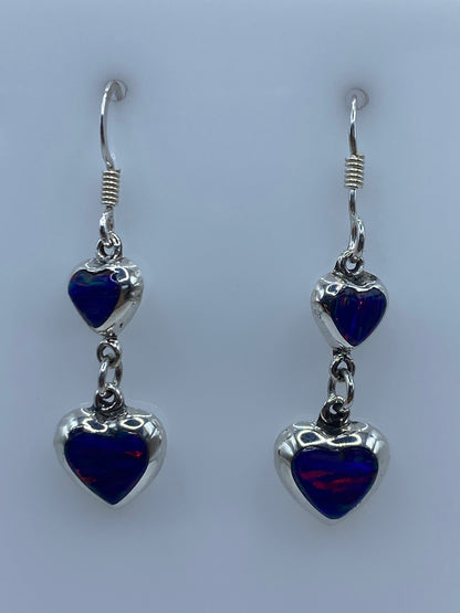 Par de aretes de plata con ópalo de fuego azul de 4 cm en fondo blanco