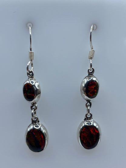 Par de aretes largos de plata con ópalo de fuego multicolor en tonos rojo y naranja