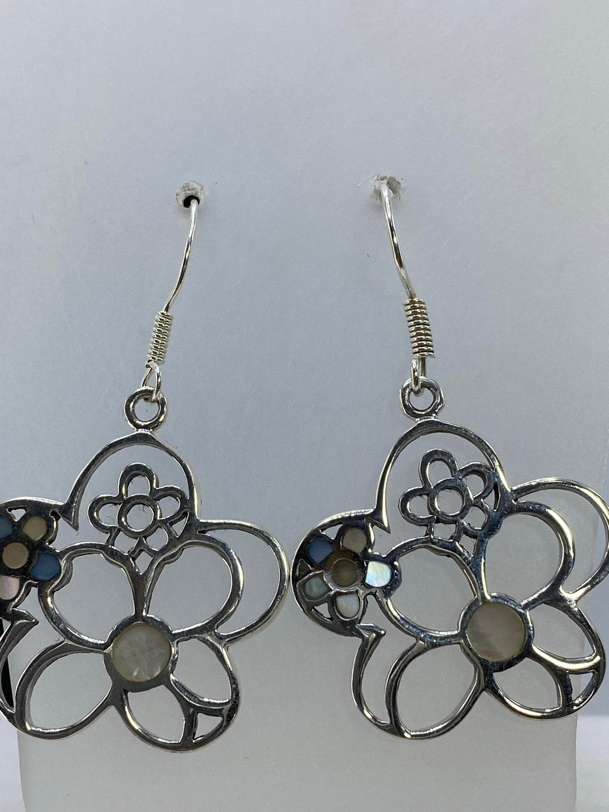 Par de aretes florales de plata 925 calados con piedras engastadas en el centro, largo 4 cm