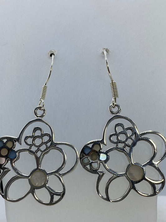 Par de aretes florales de plata 925 calados con piedras engastadas en el centro, largo 4 cm