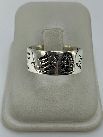 Anillo de plata 925 con banda ancha grabable en la mano de una persona