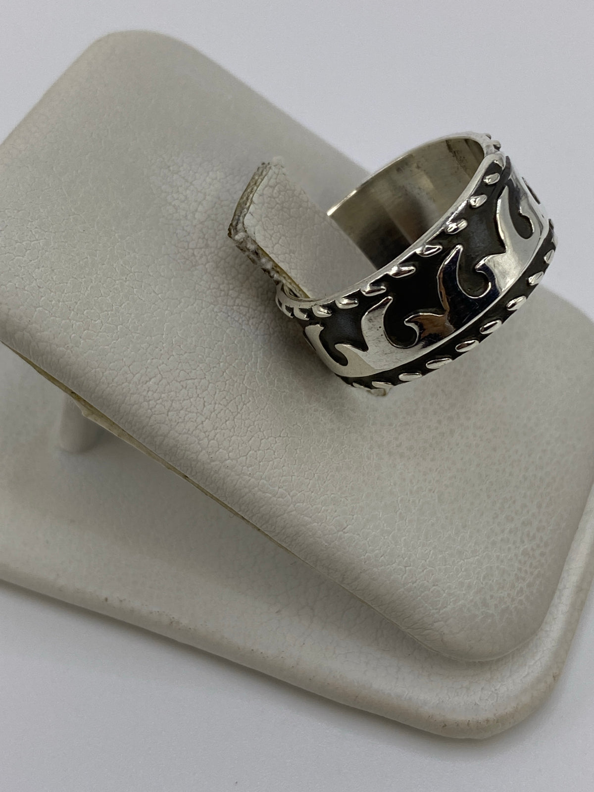 Detalle del patrón repujado y patinado en el anillo de plata 925