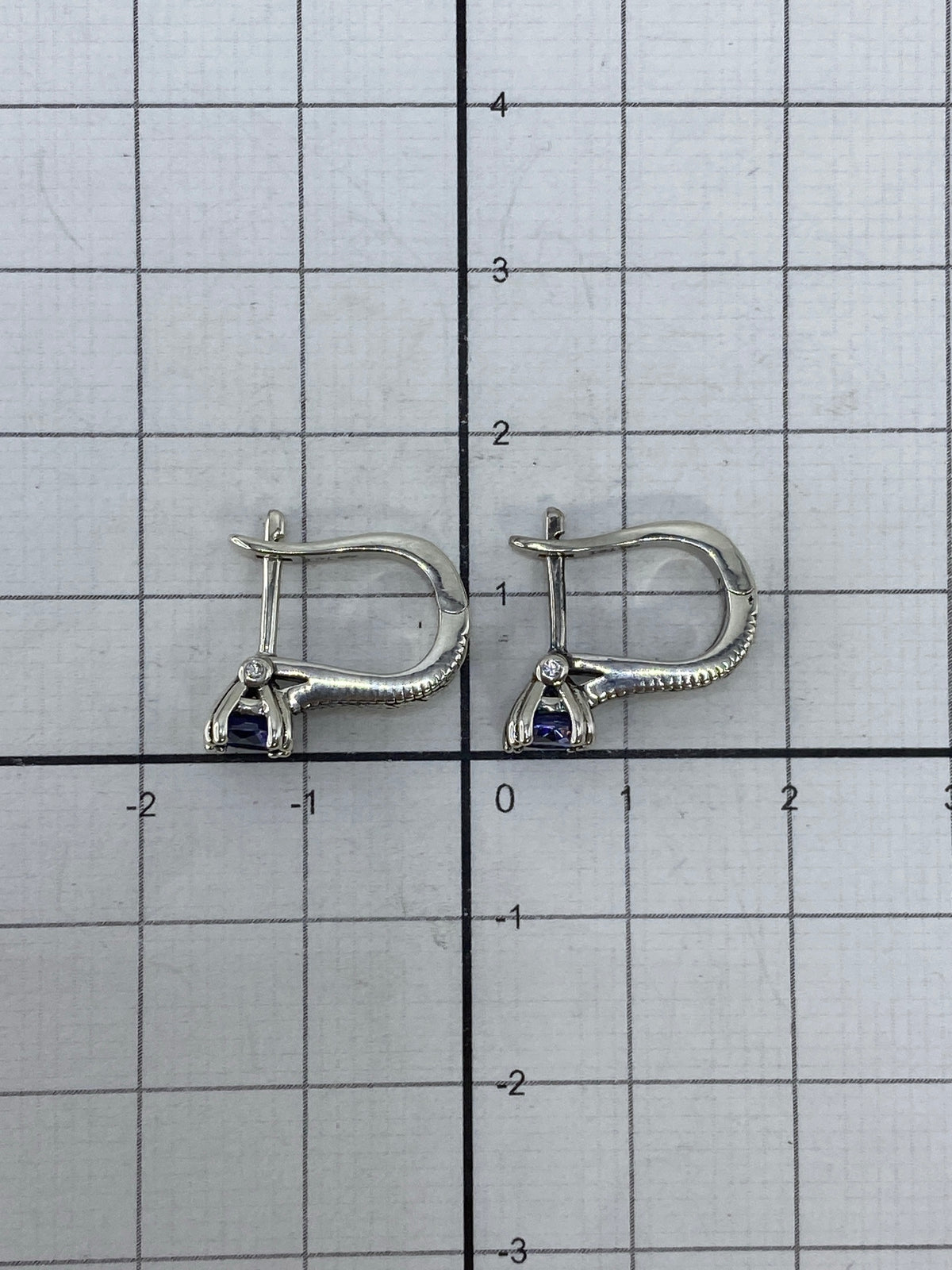 Comparación de tamaño: aretes de 1.5 cm de largo en escala de centímetros
