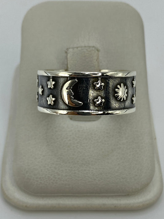 Anillo de plata repujado con luna creciente y estrellas en relieve