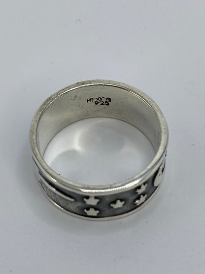 Anillo en la mano mostrando el peso y presencia de los 9.2 gramos de plata 925