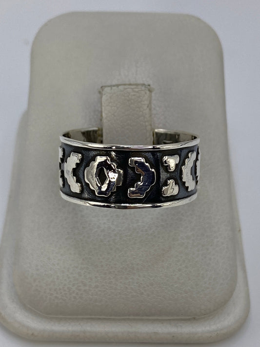 Anillo de plata 925 con patrón geométrico moderno en la mano