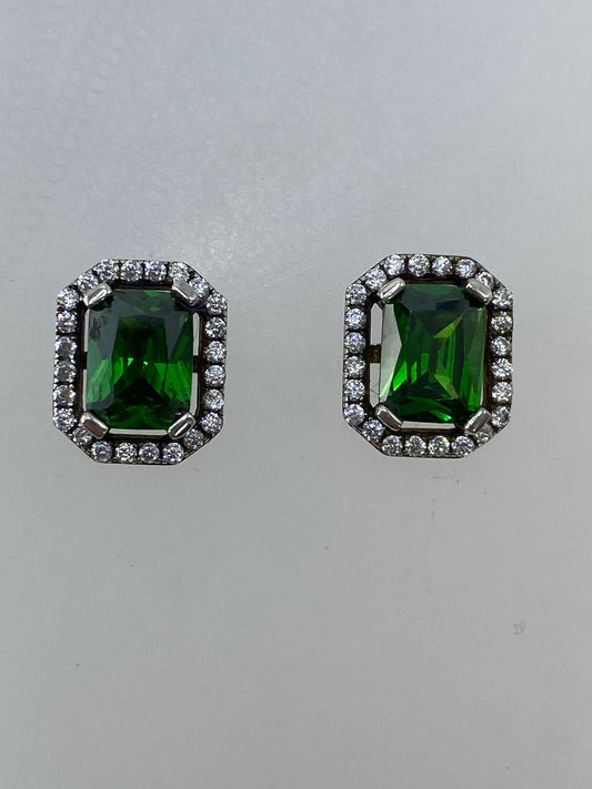 Par de aretes de plata 925 con circonia verde brillante en fondo blanco
