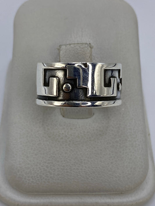 Anillo de plata repujado con motivos prehispánicos en talla 7, visto desde arriba