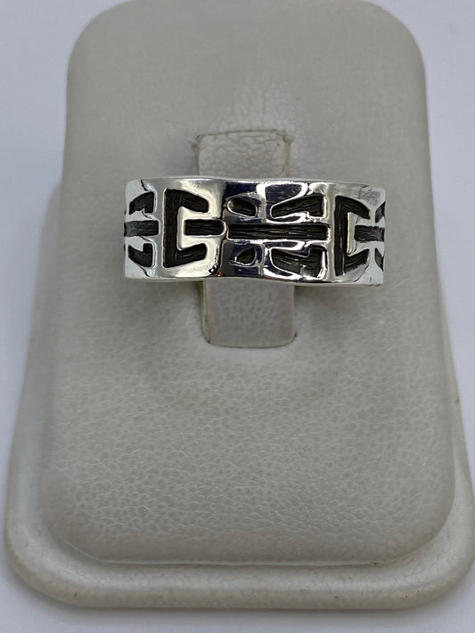 Anillo de plata 925 con diseño geométrico en relieve repujado, visto desde arriba en mano