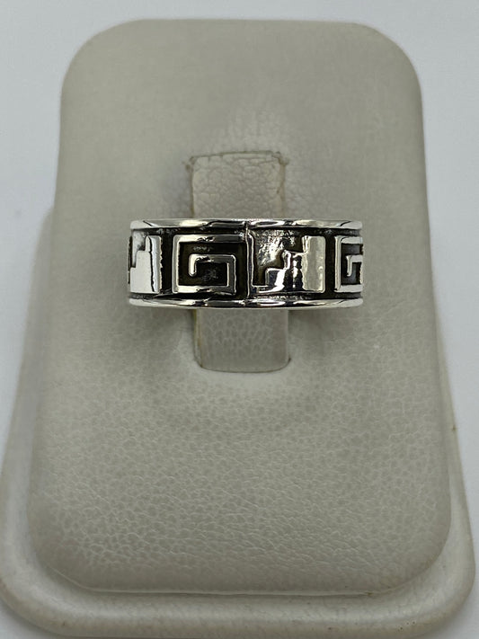 Anillo de plata 925 repujado con grecas prehispánicas en relieve, vista frontal