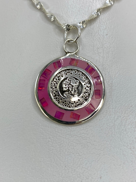 Detalle del calendario prehispánico tallado en plata 925 con piedra rosa