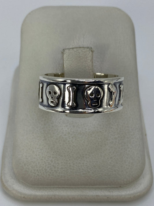 Anillo de plata 925 con repujado de calavera y hueso, diseño prehispánico Taxco