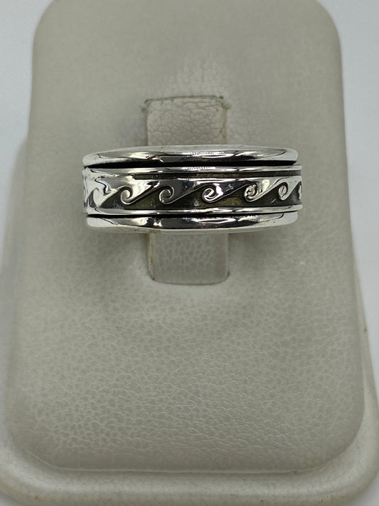 Anillo de plata repujado con ondas en relieve, talla 6, vista frontal
