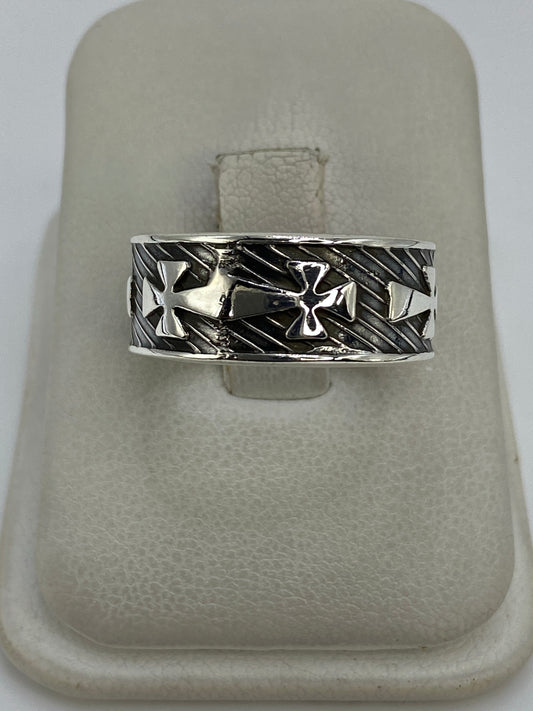 Anillo de plata 925 con cruces en relieve alternadas, visto desde arriba