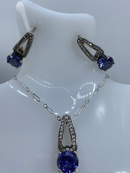 Par de aretes de plata 925 con circonia azul en forma de gota, engastada elegantemente