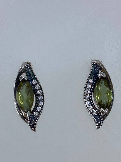 Aretes de lado mostrando el tamaño delicado de 1.3 cm