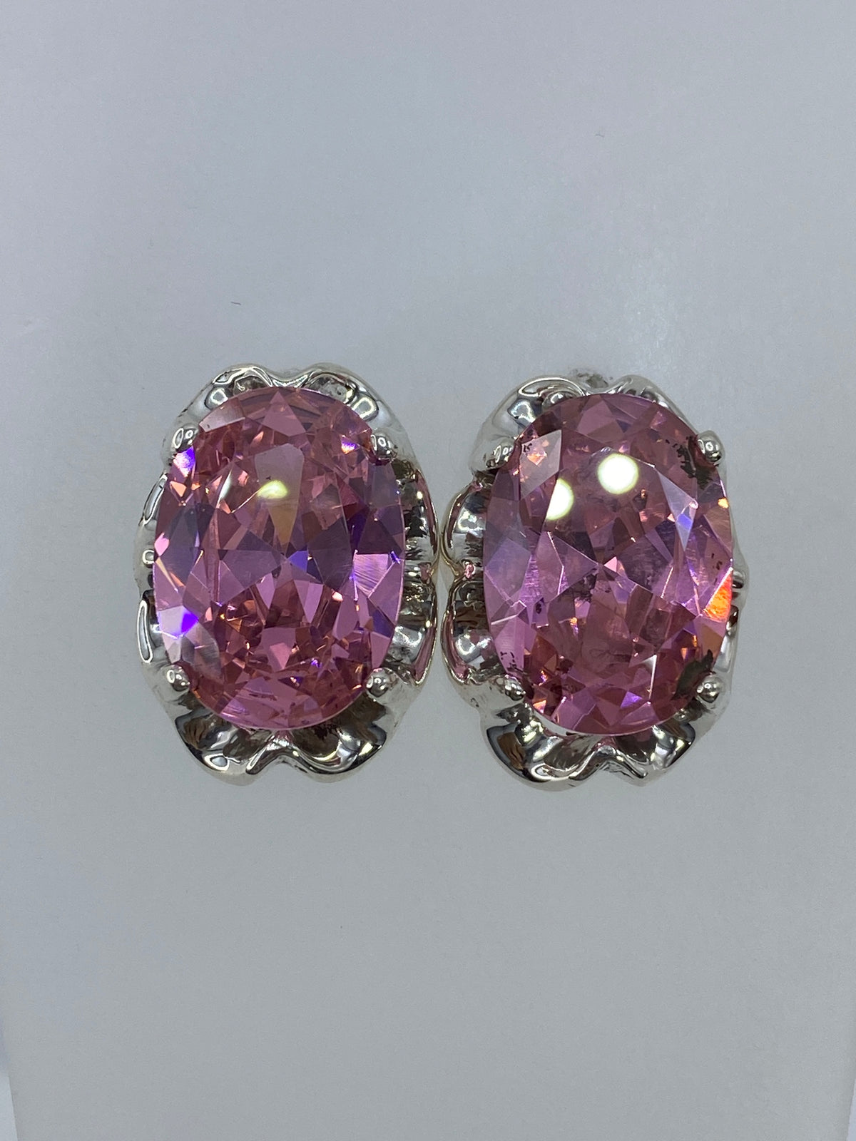 Aretes de circonia rosa en plata, vista frontal mostrando el brillo