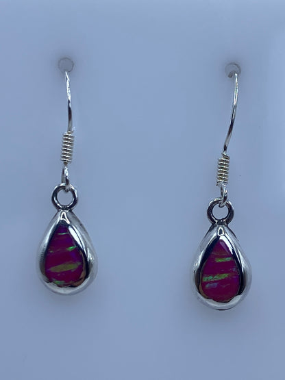 Par de aretes de plata 950 con ópalo de fuego rosa, detalle frontal mostrando el brillo y los reflejos
