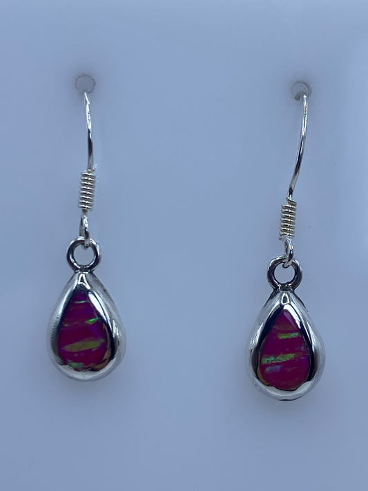 Par de aretes de plata 950 con ópalo de fuego rosa, detalle frontal mostrando el brillo y los reflejos