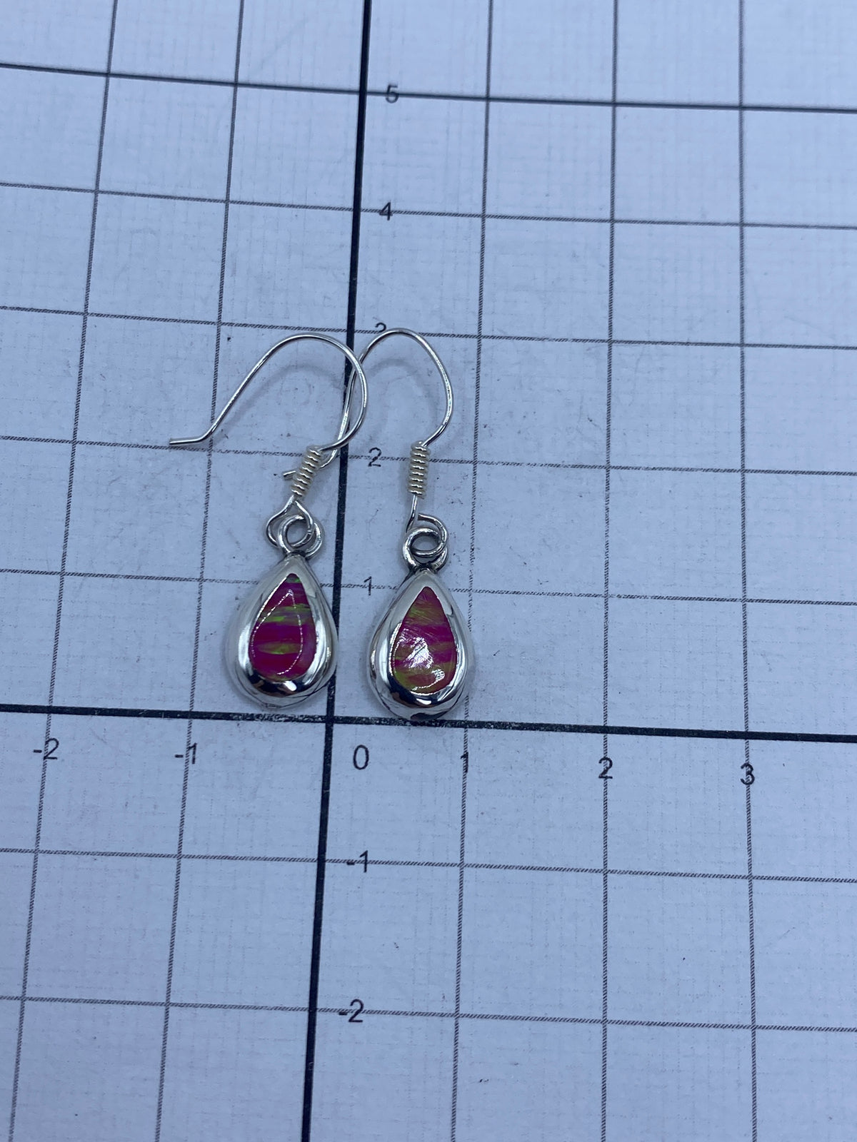 Aretes sobre escala métrica mostrando largo de 2.9 cm, con etiqueta SKU 006391 y peso 1.5 g