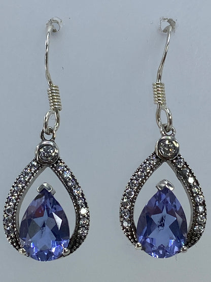 Aretes gota sobre fondo blanco mostrando el brillo de la piedra