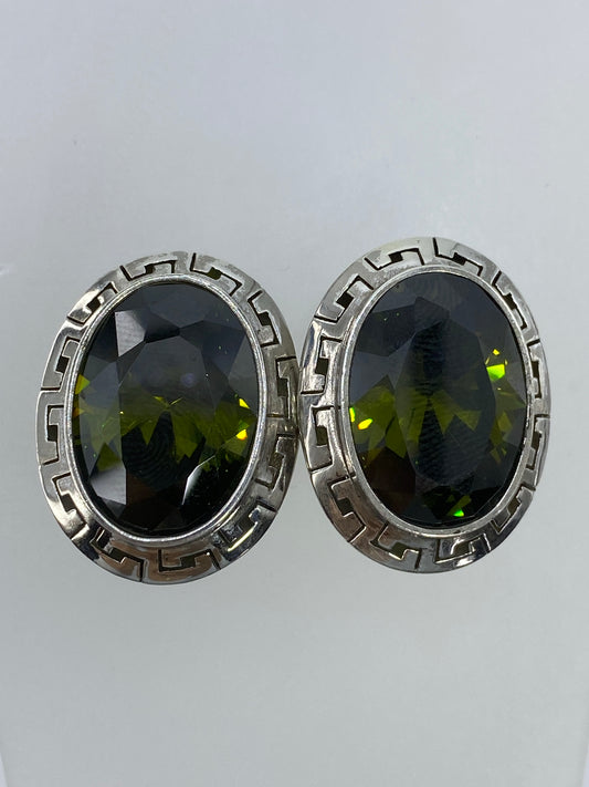 Par de aretes de plata con circonia verde olivo y diseño prehispánico geométrico
