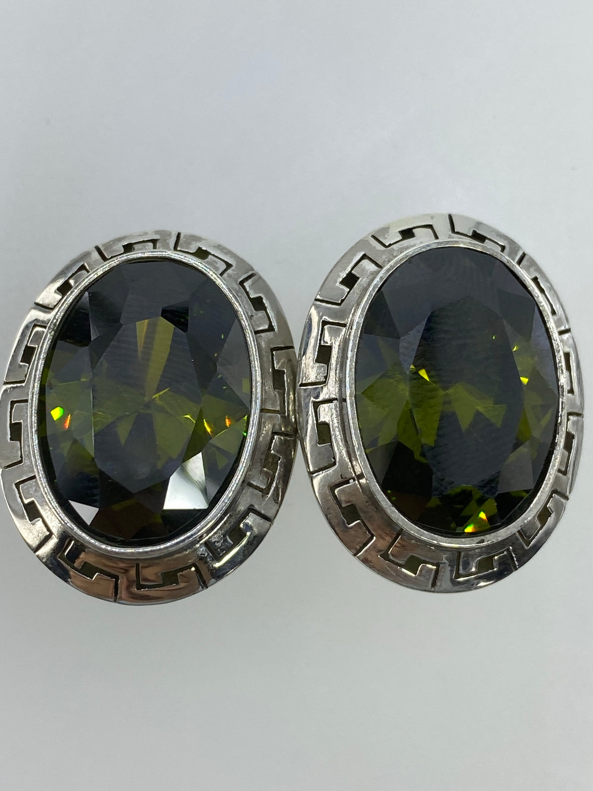 Aretes en la mano mostrando el tamaño 1.9 cm y la geometría escalonada