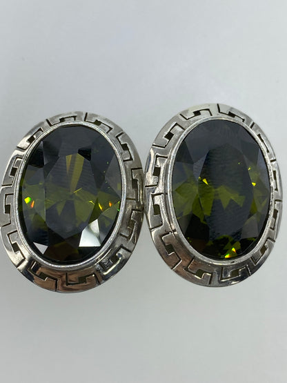 Aretes en la mano mostrando el tamaño 1.9 cm y la geometría escalonada