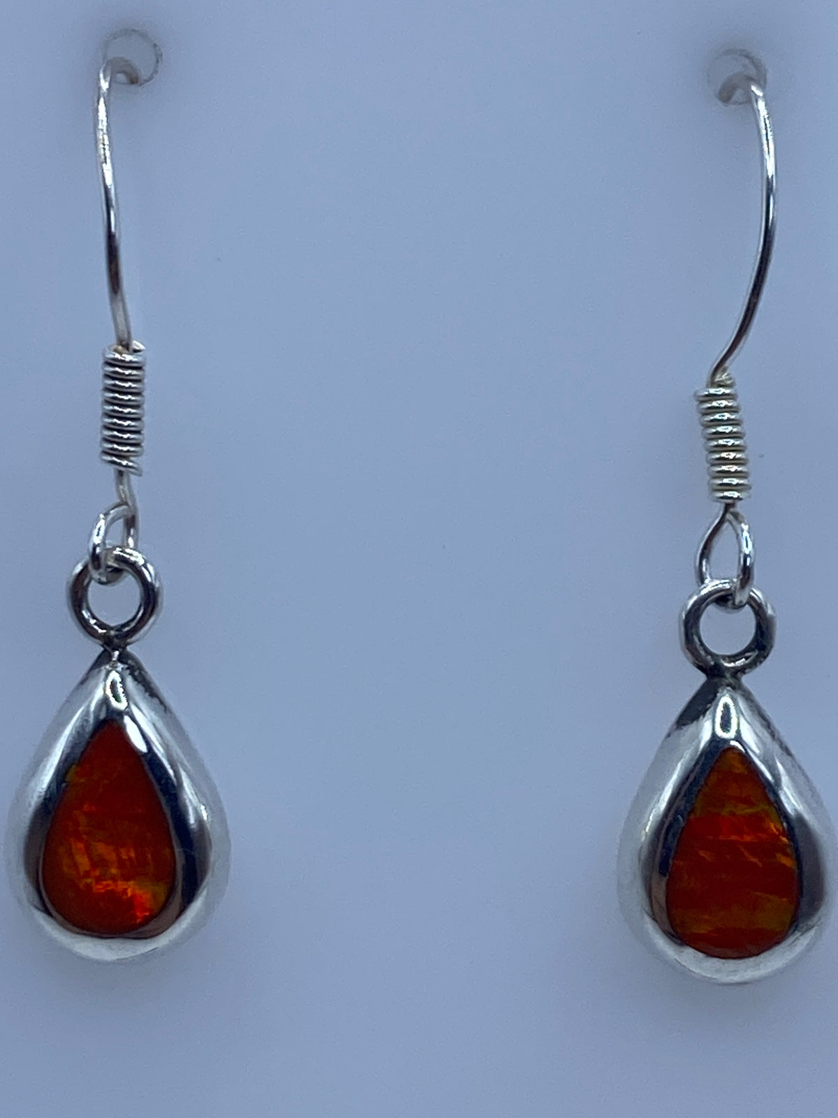 Vista frontal de los aretes puestos, mostrando el largo de 3.1 cm y la elegancia minimalista