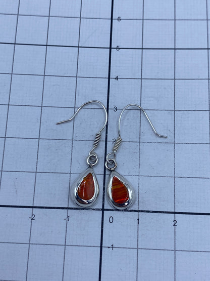 Aretes sobre escala digital mostrando peso de 1.4 gramos total