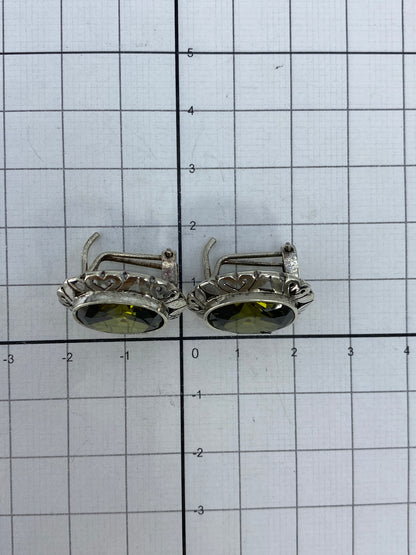 Aretes junto a regla de centímetros mostrando 1.9 cm de largo, con hallmark 925 visible en cierre