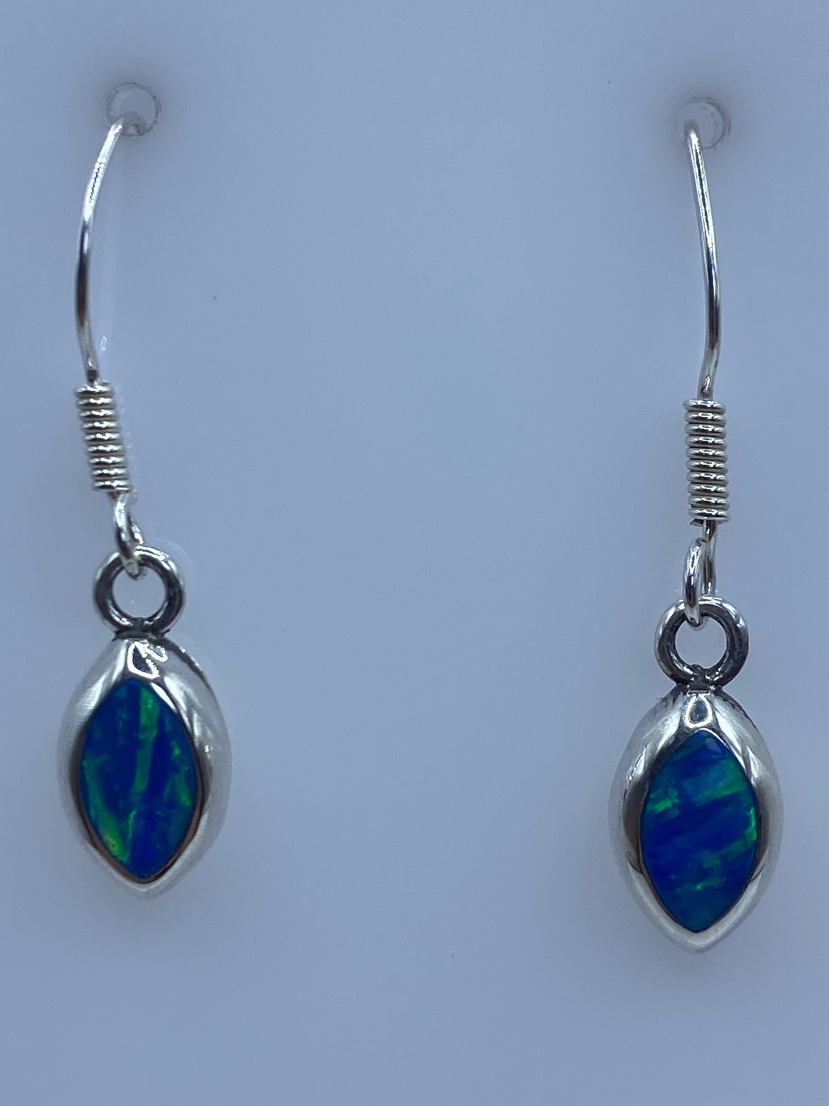 Par de aretes de plata con ópalo de fuego azul, enganche gancho, presentados juntos