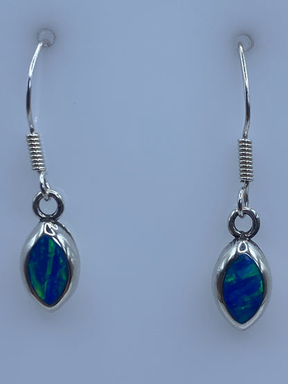 Par de aretes de plata con ópalo de fuego azul, enganche gancho, presentados juntos