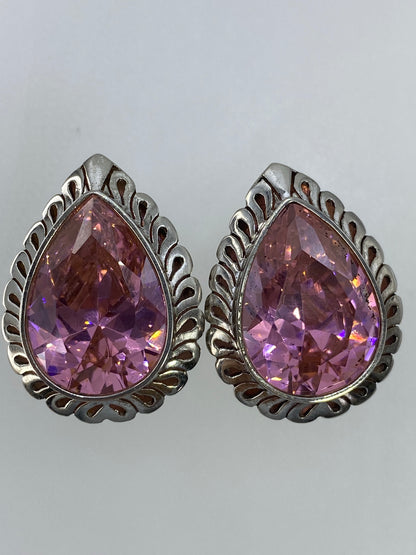 Par de aretes de plata 925 con circonia rosa en corte teardrop sobre fondo gris