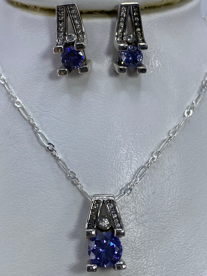Detalle de los aretes mostrando el engaste a mano de la circonia azul en plata