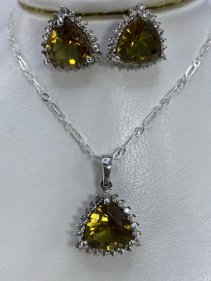 Par de aretes de plata 925 con circonia verde olivo engastada, sobre fondo blanco