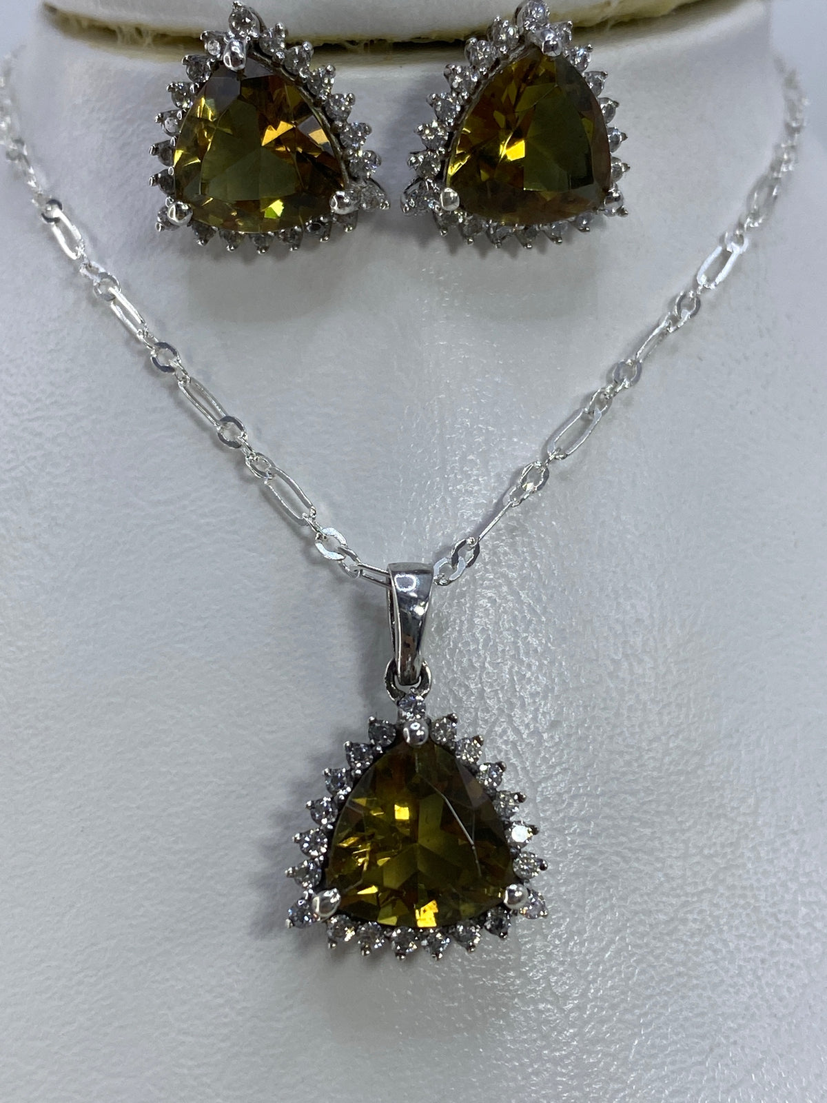 Arete de plata con circonia verde olivo visto desde el lado, mostrando el engaste y el Quinto 925