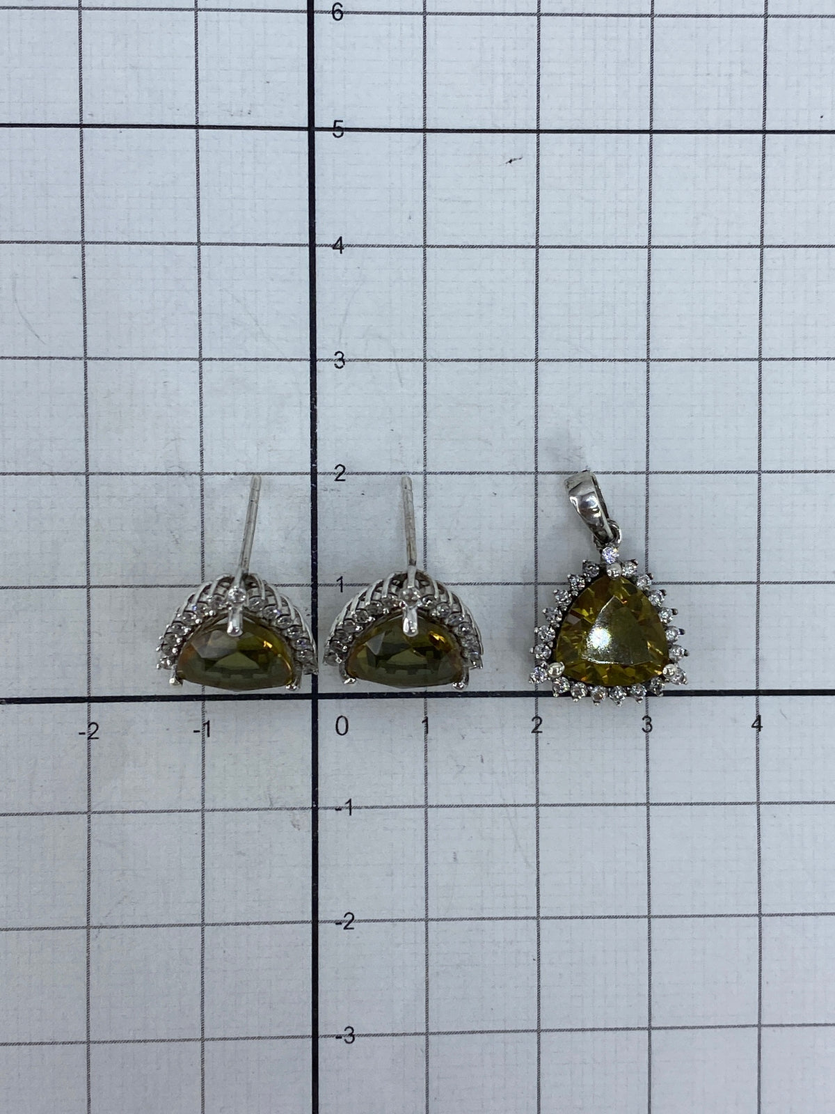 Aretes sobre regla métrica mostrando largo de 2 cm