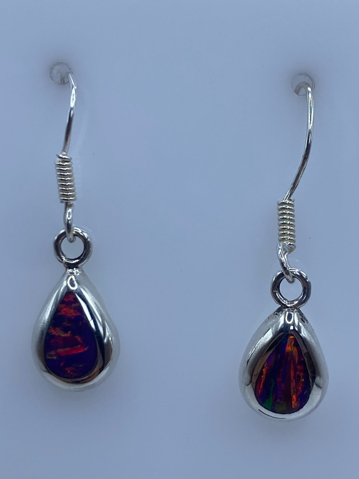Par de aretes de plata 950 con ópalo de fuego multicolor engastado a mano