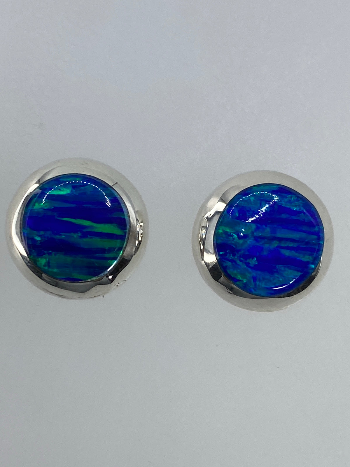 Par de aretes de plata 925 con ópalo de fuego multicolor engastado, vista frontal