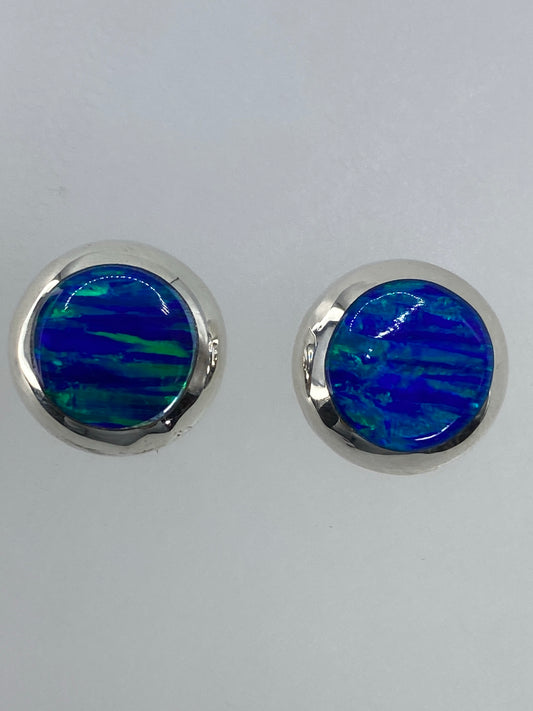 Par de aretes de plata 925 con ópalo de fuego multicolor engastado, vista frontal